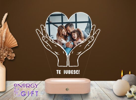 Lampă LED 3D personalizată prin printare – ramă foto cu inimă în mâini, simbol al iubirii