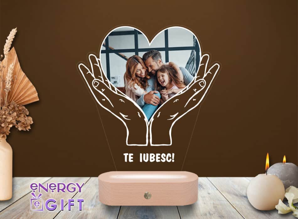 Lampă LED 3D personalizată prin printare – ramă foto cu inimă în mâini, simbol al iubirii