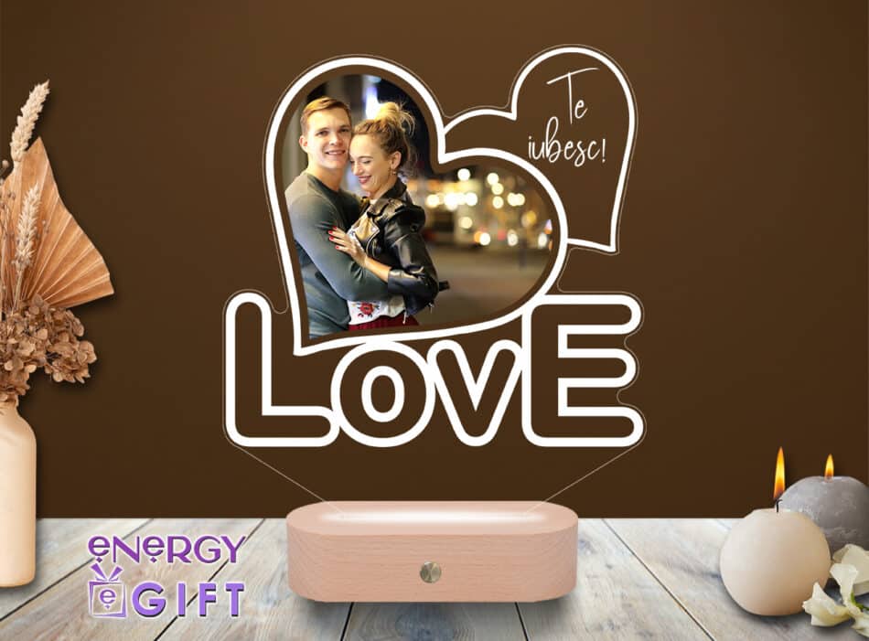 Lampă LED în formă de inimă, gravată cu poză și mesaj, bază din lemn – cadou personalizat pentru cupluri