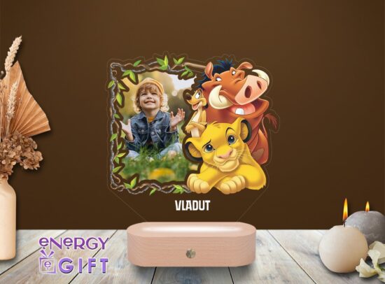 Lampă LED 3D cu Simba din Regele Leu, personalizată cu nume și bază din lemn – cadou special pentru copii