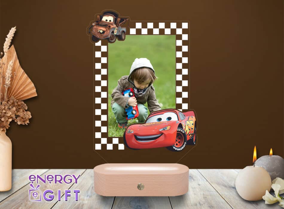 Lampă LED 3D cu Lightning McQueen din Cars, personalizată cu nume și bază din lemn – cadou special pentru copii