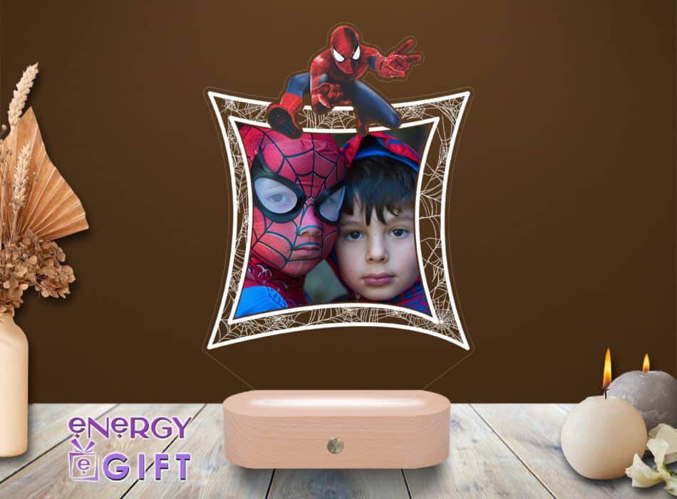 Lampă LED 3D cu Spider-Man, personalizată cu nume și bază din lemn – cadou unic pentru băieți