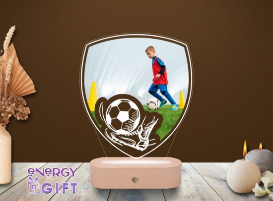 Lampă LED 3D cu tematică de fotbal, personalizată cu nume și bază din lemn – cadou personalizat pentru băieți