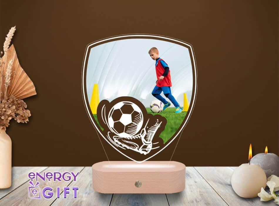 Lampă LED 3D cu tematică de fotbal, personalizată cu nume și bază din lemn – cadou personalizat pentru băieți