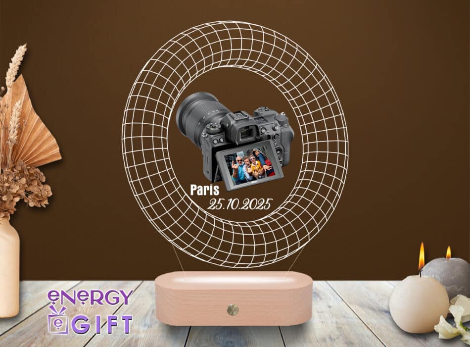 Lampă LED 3D cu aparat foto gravat, personalizată cu nume și bază din lemn – cadou personalizat pentru fotograf