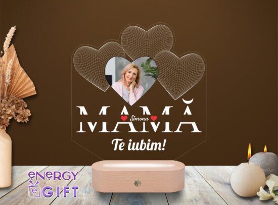 Lampă LED 3D personalizată cu mesaj „Mama, te iubim”, gravată pe bază din lemn – cadou personalizat pentru mamă
